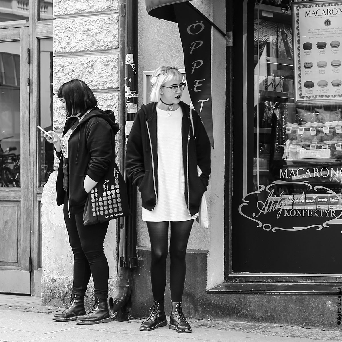 Street Photo - Street Smart Girls