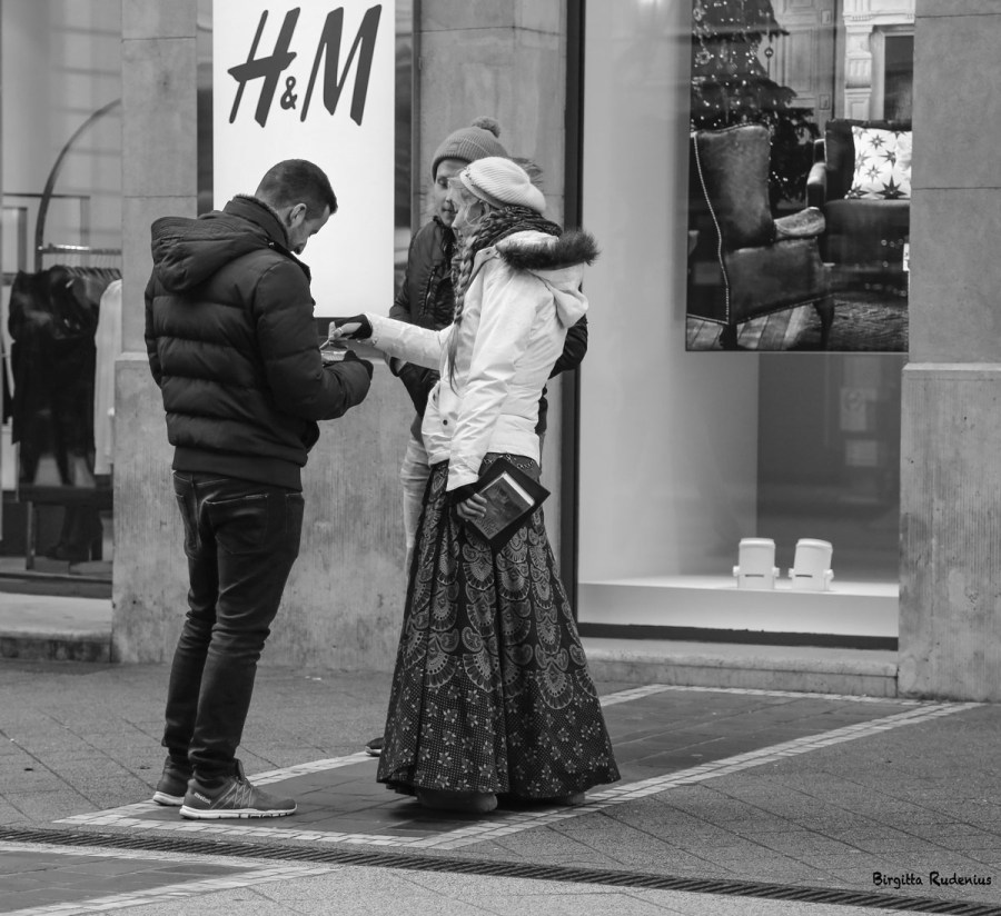 Street Photo - Seductive with a book.