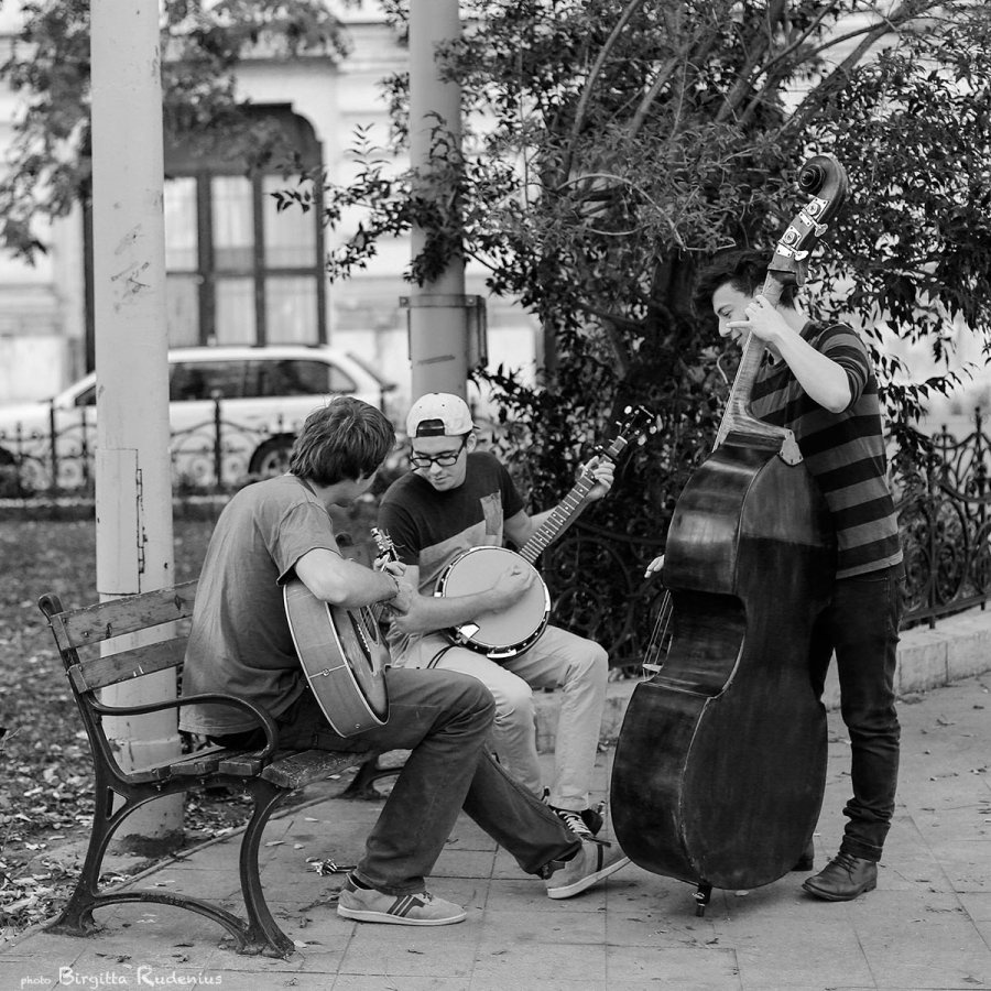 people_20131011_music1bw