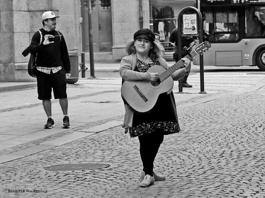 Music lady Street life © Birgitta Rudenius