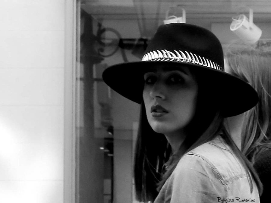 PiPP_20150409_ladyinhat