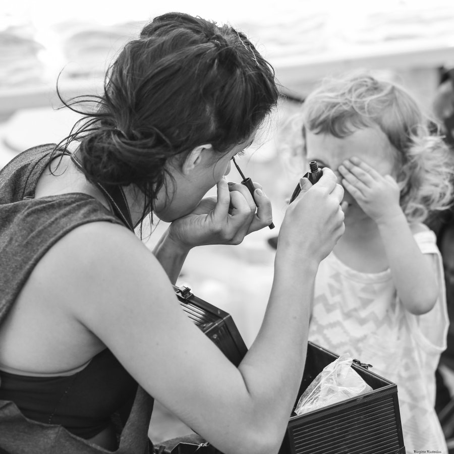 Street Photo - Making eyes